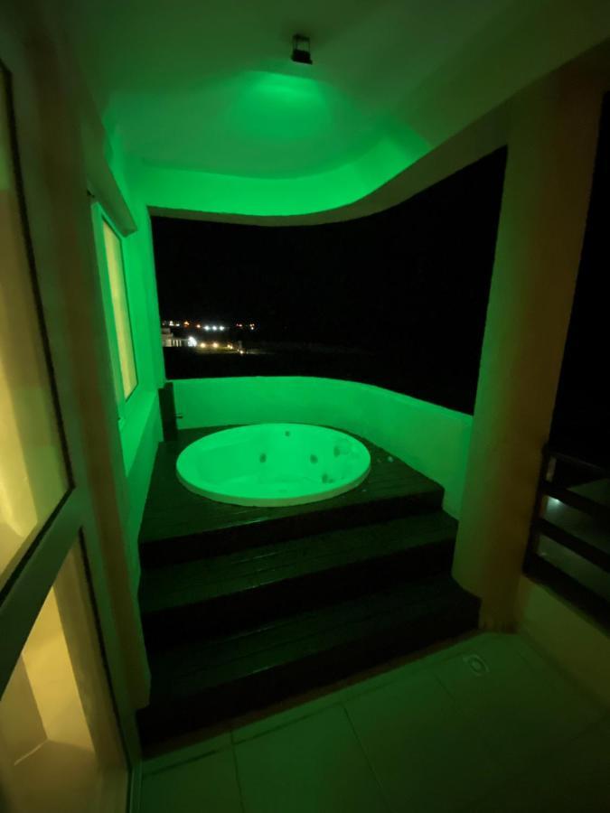 Beachfront Apt & Jacuzzi ไตย์บา ภายนอก รูปภาพ